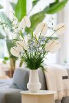 Foto: anthuriuminfo. - In der Vase brauchen Anthurien nicht unbedingt andere Begleiter. Es macht aber durchaus Spaß etwas zu experimentieren und Kombinationen mit verschiedenen Schnittblumen auszuprobieren. 
