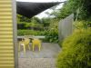 Foto: BGL. - Eine vergleichsweise günstige, praktische und sehr elegante Möglichkeit zur Überdachung einer Terrasse oder anderer Sitzplätze im Garten sind Sonnensegel. 